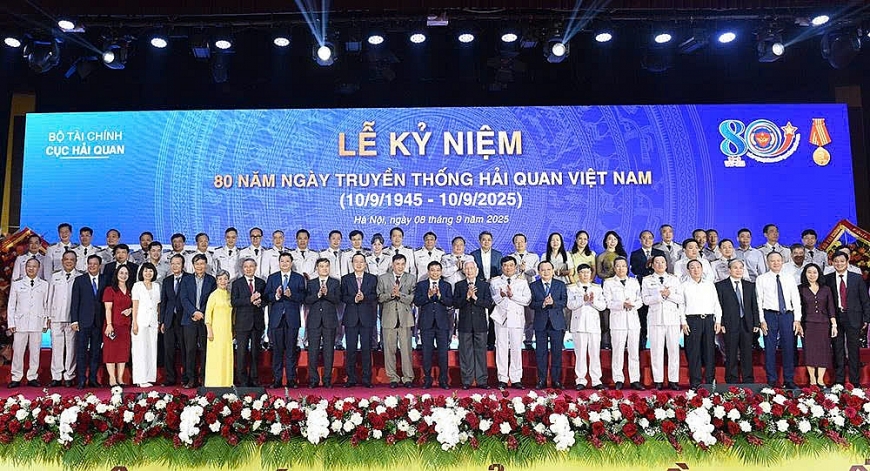 Bộ trưởng Bộ Tài chính Nguyễn Văn Thắng cùng các đại biểu chụp ảnh lưu niệm chung.