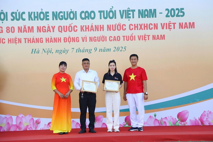 Ban tổ chức trao thư cảm ơn ghi nhận đóng góp của các nhà tài trợ