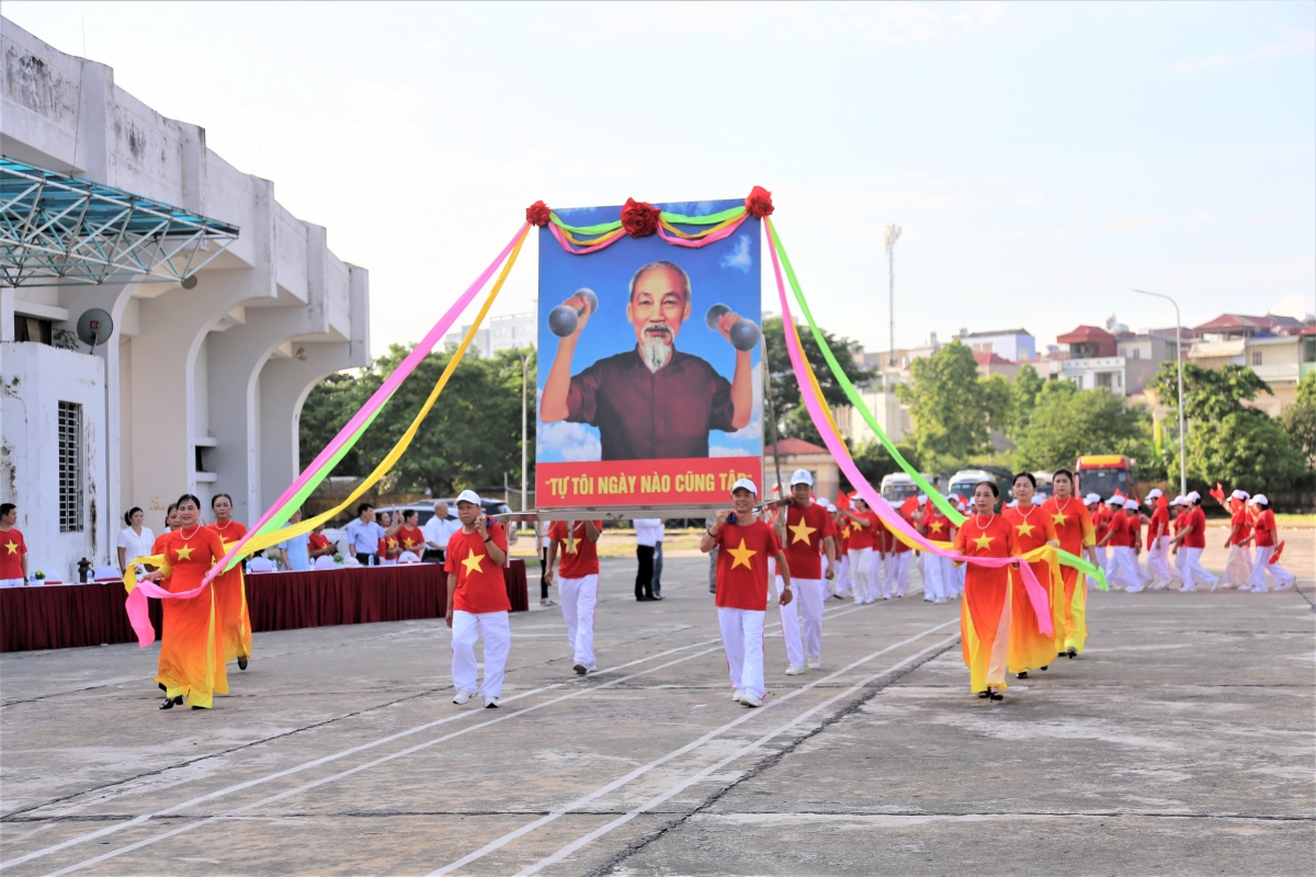 Rước chân dung Chủ tịch Hồ Chí Minh tại Ngày hội sức khỏe người cao tuổi 2025