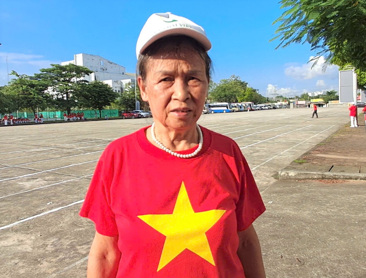 Bà Bùi Thị Cốc, Chủ nhiệm CLB Tự chăm sóc sức khỏe thôn 3 Vạn Phúc, xã Nam Phù, TP Hà Nội