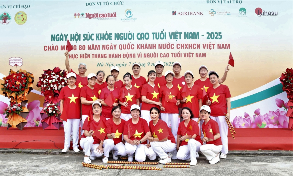 CLB Tự chăm sóc sức khỏe Liên Trung, phường Xuân Đỉnh tại Ngày hội sức khỏe người cao tuổi 2025