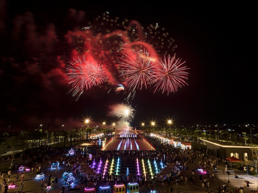 Mỗi thứ 7 cuối tuần sẽ có màn trình diễn pháo hoa tại Quảng trường Công viên Lễ hội