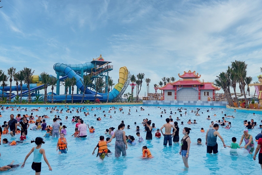 Công viên có 40 đường trượt đa dạng và 14 tổ hợp trò chơi hiện đại