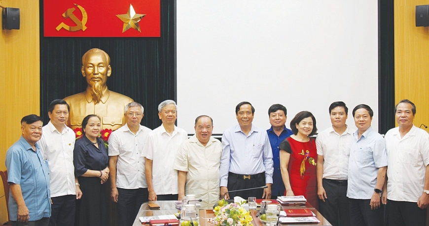 Lãnh đạo Hội NCT Việt Nam chụp ảnh lưu niệm với Tập đoàn Quế Lâm.