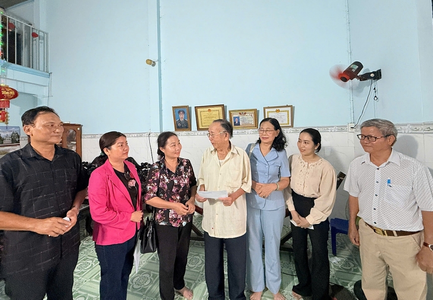 Bà Nguyễn Thị Phúc, Chủ tịch Hội NCT Bình Thuận cũ (Thứ 3 từ trái qua) thăm và tặng quà NCT. Một tiết mục của CLB dưỡng sinh 19/5.