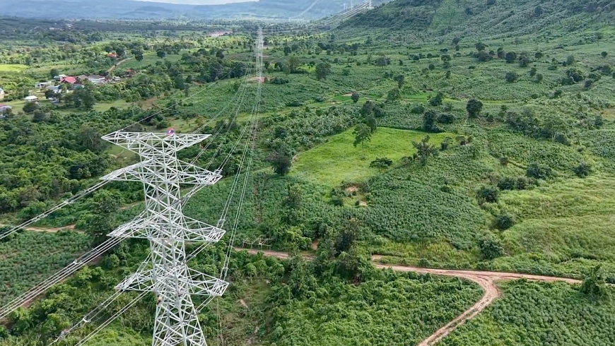 Sau hơn 6 tháng thi công thần tốc, tuyến đường dây truyền tải 220kV từ nhà máy điện gió Savan 1 trên lãnh thổ Lào đã được hoàn thành và sẵn sàng đấu nối vào hệ thống điện quốc gia Việt Nam trong tương lai gần
