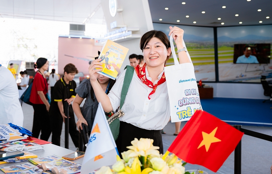 Khách hàng hào hứng checkin cùng Vietravel Airlines