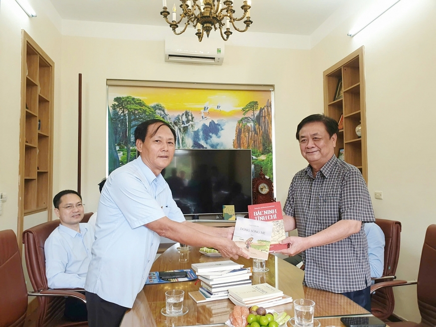 Phó Chủ tịch Quốc hội Lê Minh Hoan - tác giả bài viết, là người là người có thói quen dành thời gian đọc sách một cách đều đặn, với mong muốn mang đến những tri thức mới, để phát triển bản thân và nuôi dưỡng tâm hồn, ông đã tặng rất nhiều cuốn sách quý, hay cho Thư viện Làng Cò. 