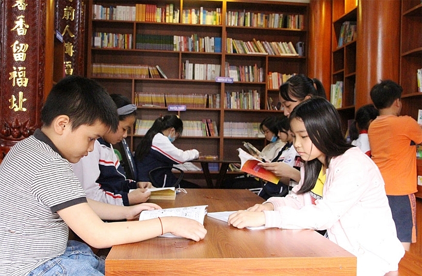 Trẻ em đọc sách, giúp xây dựng nhân cách tốt hơn và nuôi dưỡng tâm hồn.