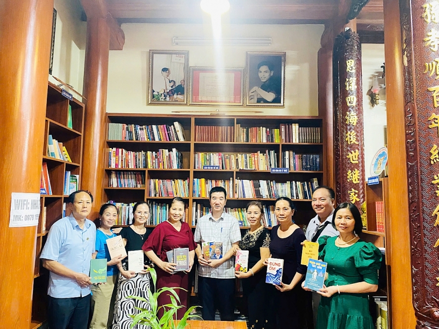 Những cuốc sách của Phó Chủ tịch Quốc hội Lê Minh Hoan tặng được người đọc tại Thư viện Làng Cò vui mừng đón nhận và rất trân trọng.