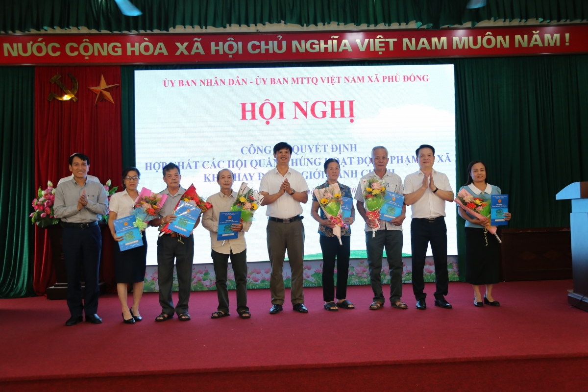 Lãnh đạo xã Phù Đổng trao Quyết định hợp nhất các Hội quần chúng do Đảng, Nhà nước giao nhiệm vụ, trong đó có Hội NCT Lãnh đạo xã Phù Đổng trao Quyết định hợp nhất các Hội quần chúng do Đảng, Nhà nước giao nhiệm vụ, trong đó có Hội NCT