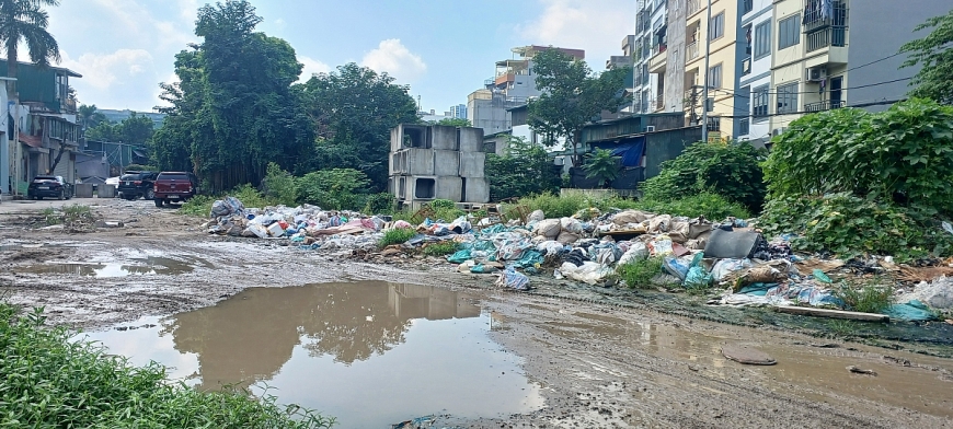 Dự án dở dang biến thành bãi rác công cộng, “ao” nước bẩn tù đọng gây ô nhiễm môi trường nghiêm trọng.