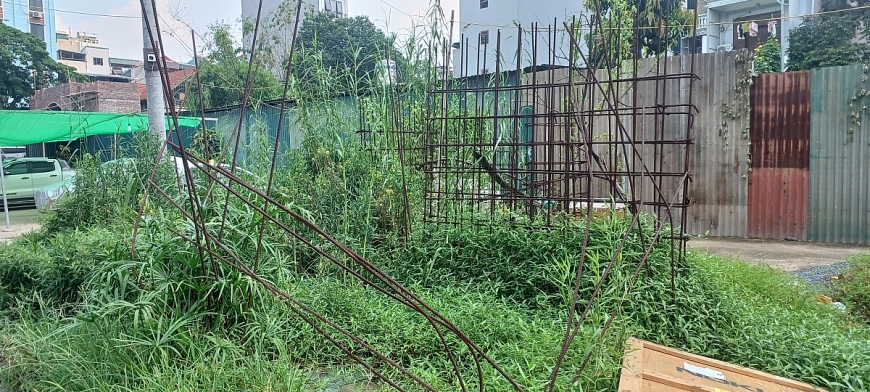 Sắt thép phơi mưa nắng hoen gỉ.