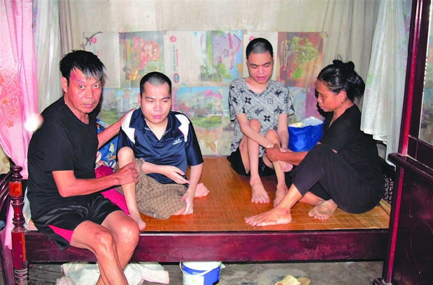 Ông Trần Văn Thể -  bà Nguyễn Thị Lý chăm sóc 2 người con bị tàn tật.