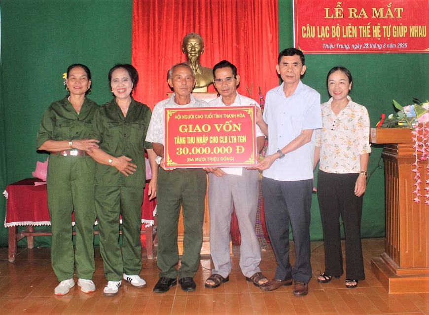 Ông Ngô Tôn Tẫn trao vốn tăng thu nhập cho CLB LTHTGN thôn 1 Nguyệt Lãng. Ảnh 2: Ông Ngô Tôn Tẫn trao vốn tăng thu nhập, cân và máy đo huyết áp cho CLB LTHTGN thôn 4 Hồ Đàm.