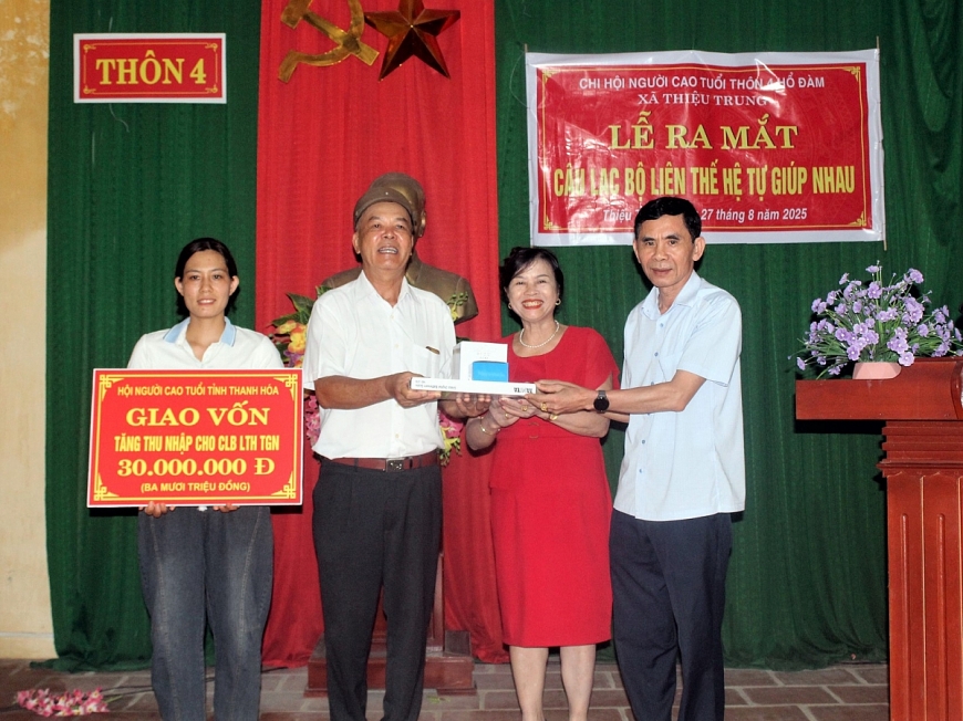  Ảnh 2: Ông Ngô Tôn Tẫn trao vốn tăng thu nhập, cân và máy đo huyết áp cho CLB LTHTGN thôn 4 Hồ Đàm.