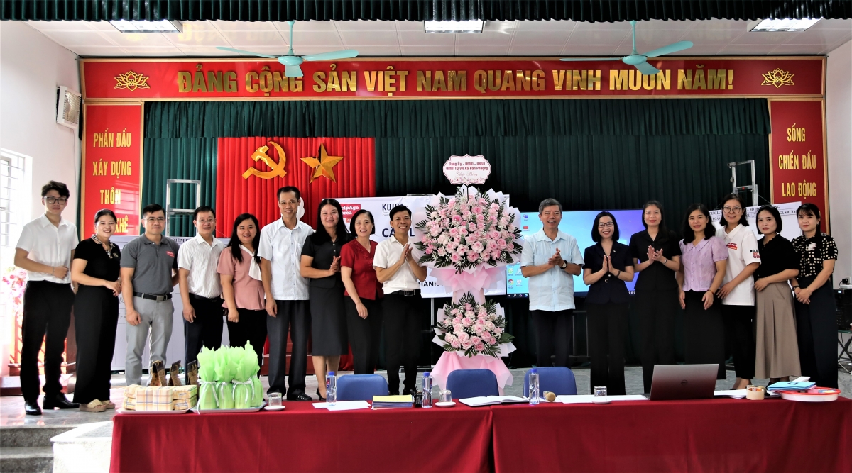 Lãnh đạo xã Đan Phượng tặng hoa chúc mừng CLB