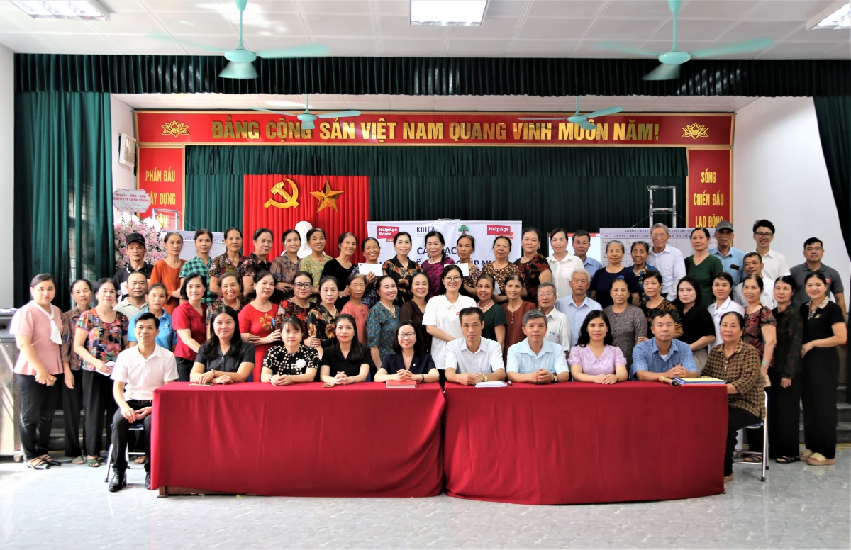 Các đại biểu và thành viên CLB chụp ảnh lưu niệm