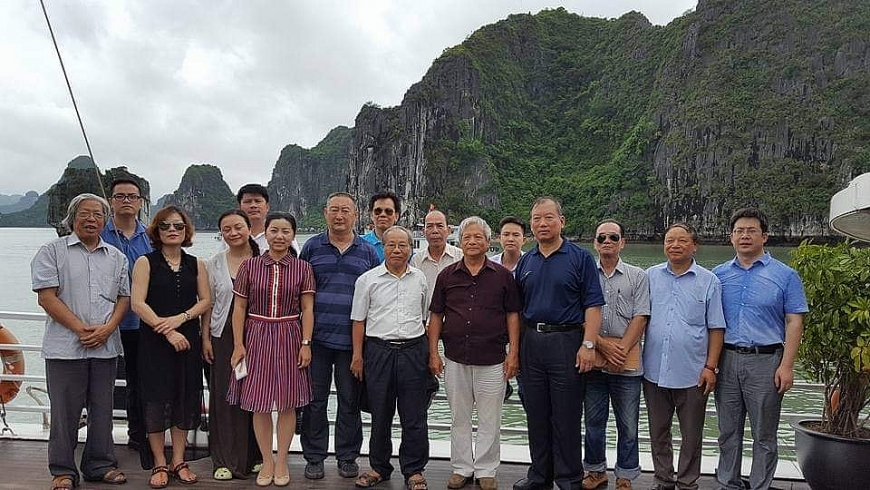   Hội VHNT Quảng Ninh cùng Liên hiệp các Hội VHNT Việt Nam đón tổ chức giao lưu với đoàn cán bộ của Hiệp hội Nhà văn nước cộng hòa nhân dân Trung Hoa trên vịnh Hạ Long năm 2016