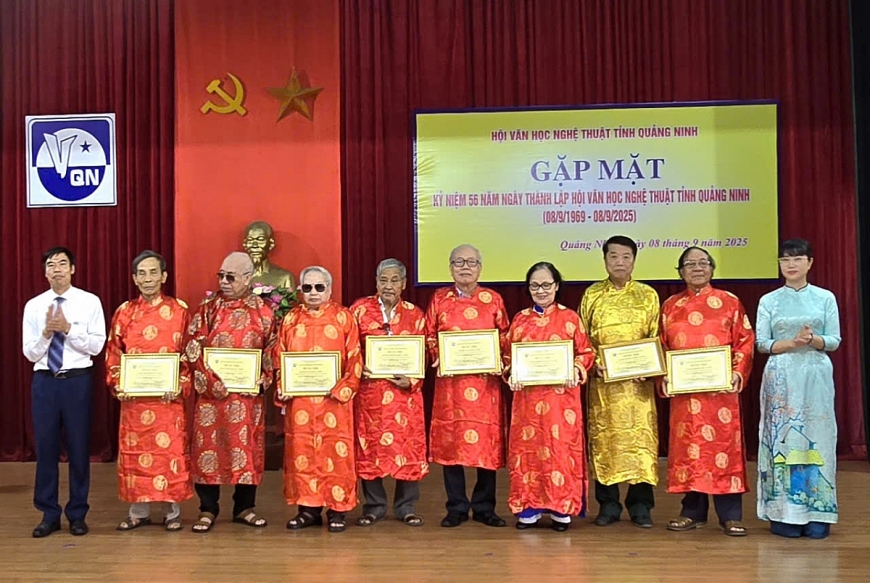 Các đồng Lãnh đạo Hội VHNT Quảng Ninh trao bằng và quà mừng thọ cho các hội viên  75 và 80 tuổi