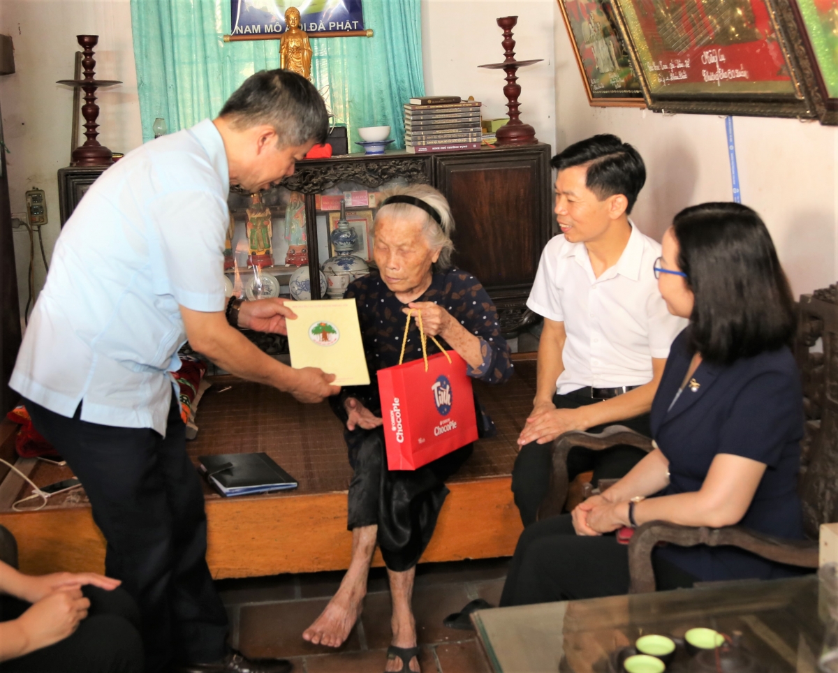 Lãnh đạo Hội NCT TP Hà Nội tặng quà cụ Nguyễn Thị Phan
