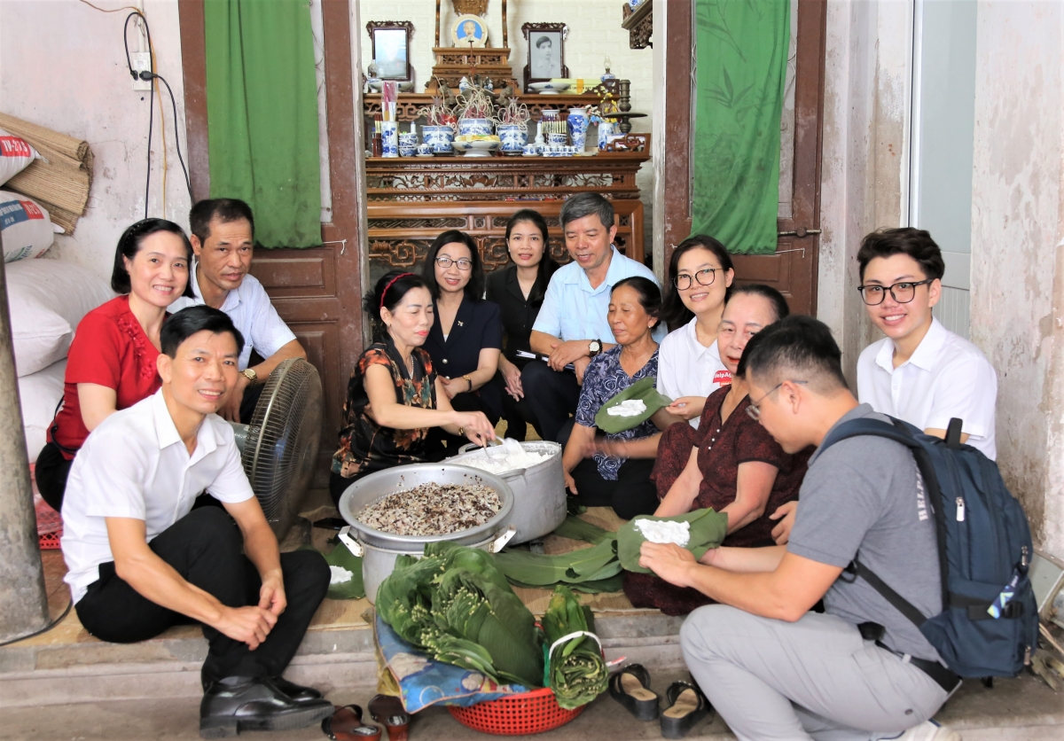 Các đại biểu thăm mô hình làm bánh tẻ tăng thu nhập của bà Đỗ Thị Sâm