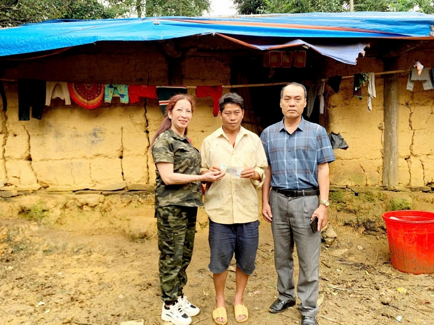 Bà Nguyễn Thị Thoan trao quà cho người nghèo và trẻ em trên địa bàn tỉnh Lào Cai.