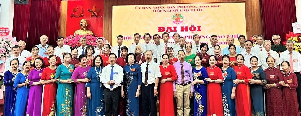 Lãnh đạo Hội NCT tỉnh Quảng Ninh và lãnh đạo phường Mạo Khê chúc mừng Ban Chấp hành Hội NCT phường