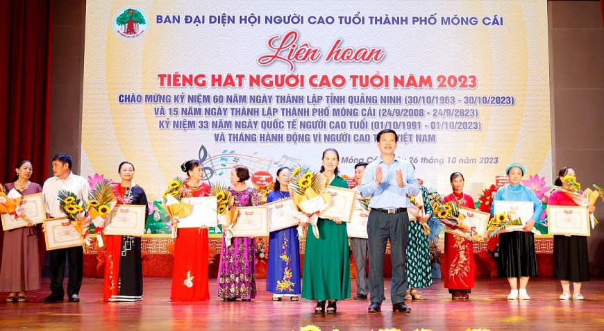 Bà Nguyễn Thị Lợi nhận giấy khen tại Liên hoan tiếng hát NCT Móng Cái. Bà Nguyễn Thị Lợi nhận giấy khen tại Liên hoan tiếng hát NCT Móng Cái.