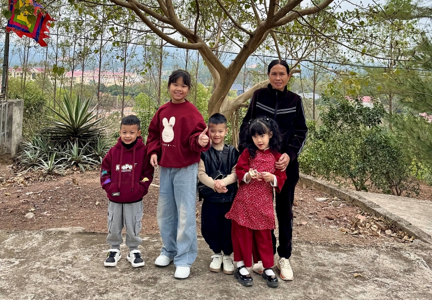 Bà Nguyễn Thị Lý cùng các cháu nội. Bà Nguyễn Thị Lý cùng các cháu nội.