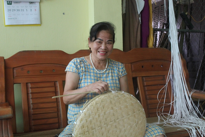 Nghề mây tre đan giúp gia đình bà Lê Thị Trúc, 68 tuổi, thôn Thịnh Hòa, xã Hoằng Lộc có thu nhập ổn định.