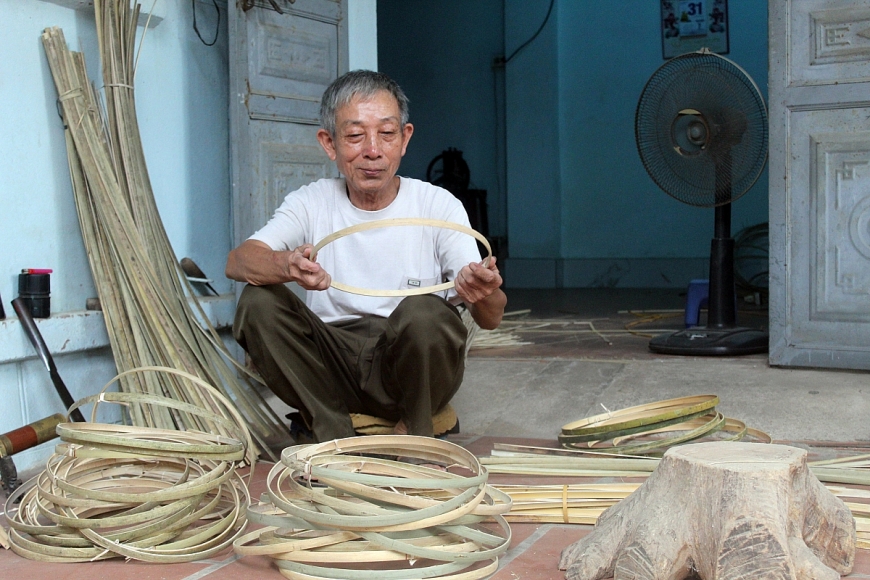 Ông Hoàng Ngọc Liêm, 73 tuổi, đã có hơn 50 năm làm nghề mây tre đan.