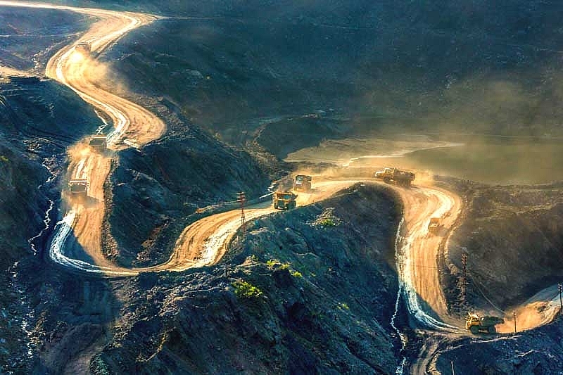 Tác phẩm  “Nét vẽ mỏ than” của Dương Phượng Đại. 