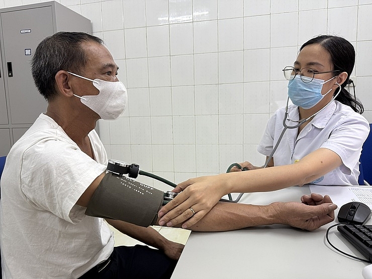 Khám sức khỏe định kỳ là “lá chắn” bảo vệ người cao tuổi trước nguy cơ mắc bệnh tim mạch, tiểu đường, huyết áp, ung thư và nhiều bệnh lý mạn tính khác. 