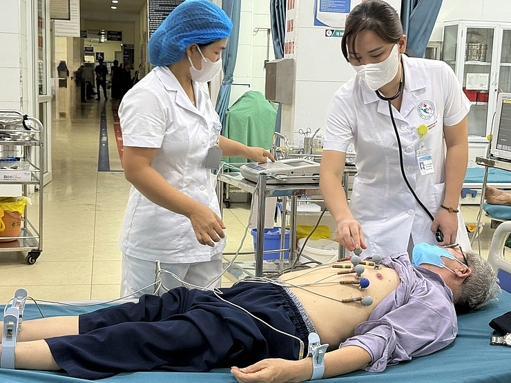 Khám định kỳ cần duy trì đều đặn, không bỏ sót để bác sĩ theo dõi chính xác diễn biến sức khỏe.