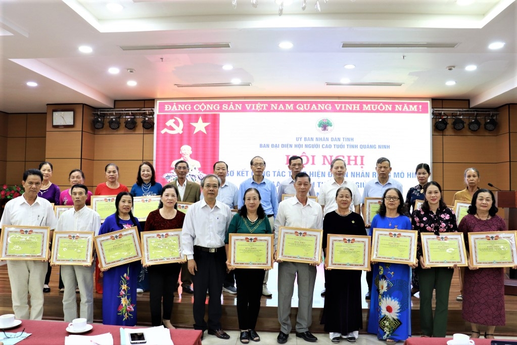 Hội NCT tỉnh Quảng Ninh khen thưởng các tập thể, cá nhân xuất sắc nhân rộng mô hình CLB LTHTGN