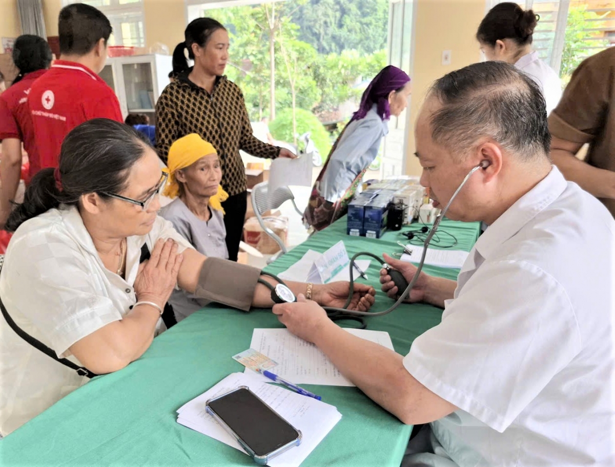 Khám tư vấn sức khỏe NCT hoàn cảnh khó khăn xã Mường Bang, tỉnh Sơn La nhân Tháng hành động vì NCT Việt Nam năm 2025