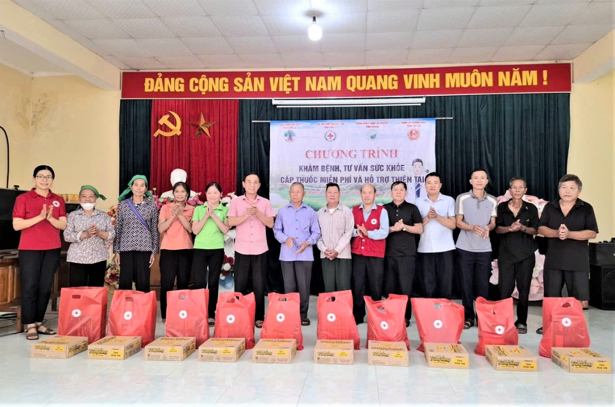 Khám sức khỏe, tặng quà NCT hoàn cảnh khó khăn xã Mường Bang, tỉnh Sơn La