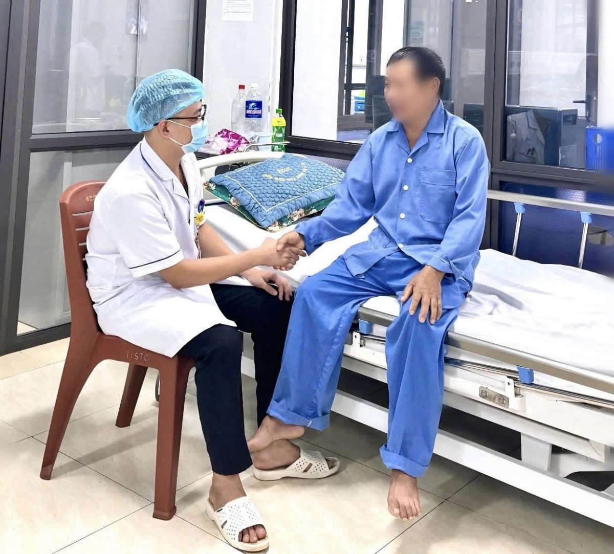 Sau 7 ngày điều trị, bệnh nhân bị rắn độc cắn đã được xuất viện