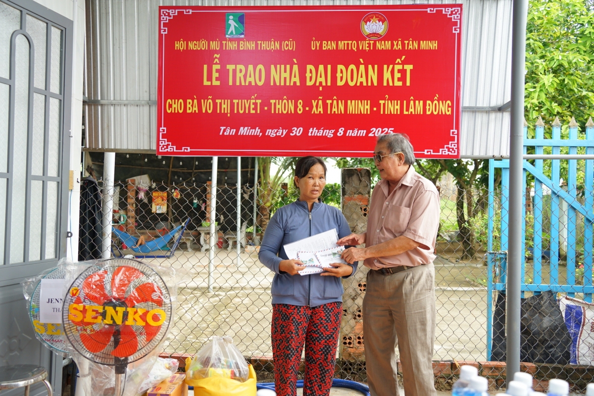 Ông Nguyễn Ngọc Hường- Chủ tịch Hội Người mù trao quà cho bà Tuyết