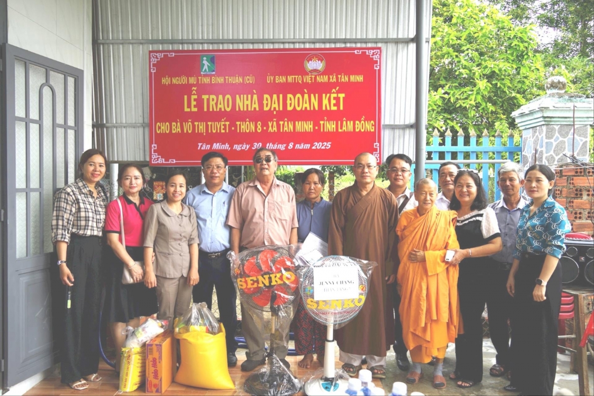 Hội Người mù tỉnh Lâm Đồng cùng các MTQ tại Lễ trao nhà