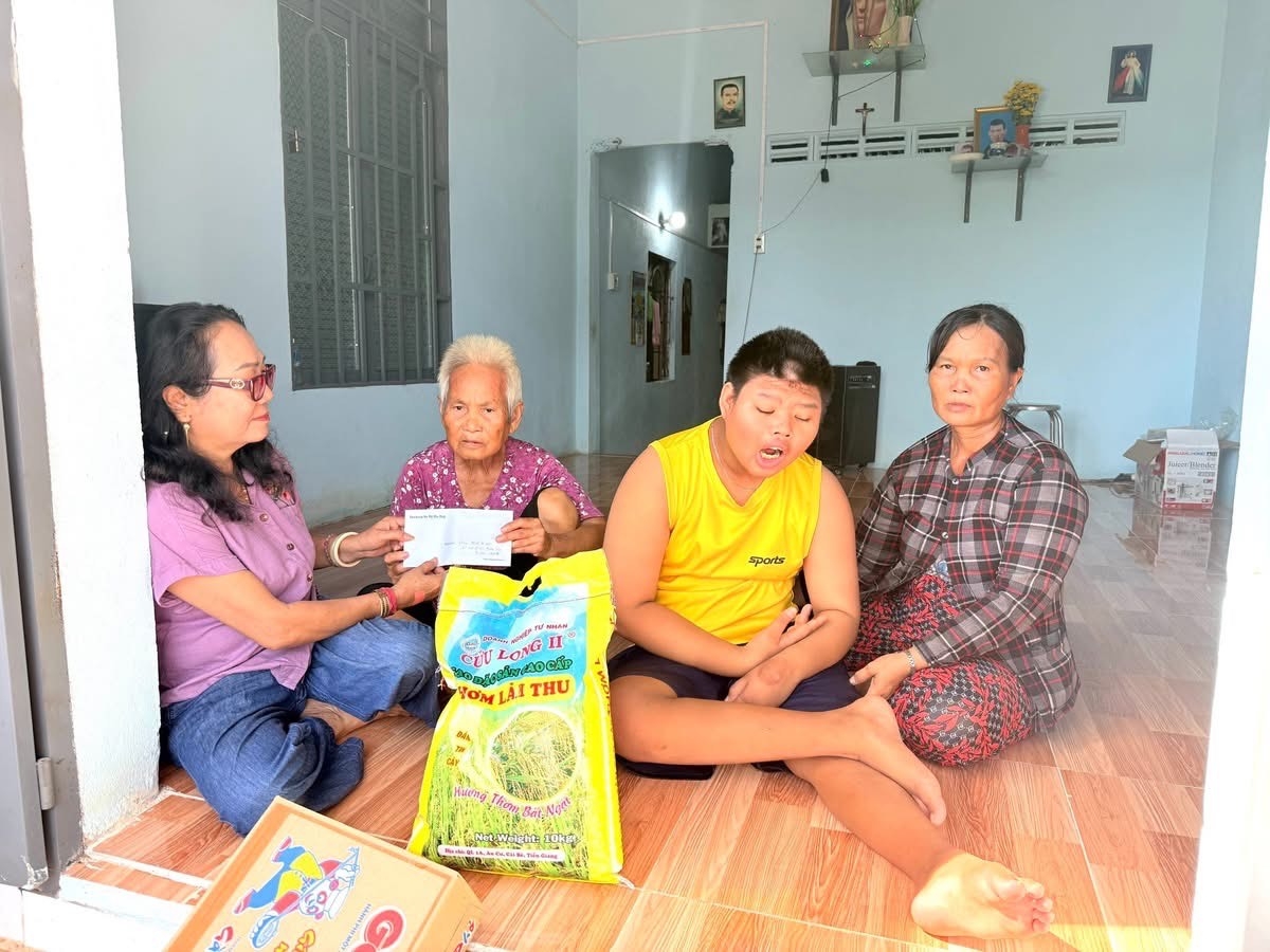 Phóng viên tạp chí Người cao tuổi trao 8 triệu đồng cho gia đình cháu Bình là hội viên Hội Người mù