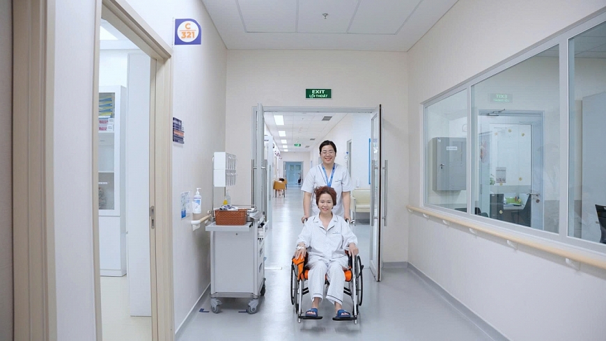 sau 17 giờ sau mổ, bệnh nhân đã tỉnh táo và có thể ngồi dậy - điều hiếm thấy ở những ca phẫu thuật lớn như cắt tụy toàn bộ.