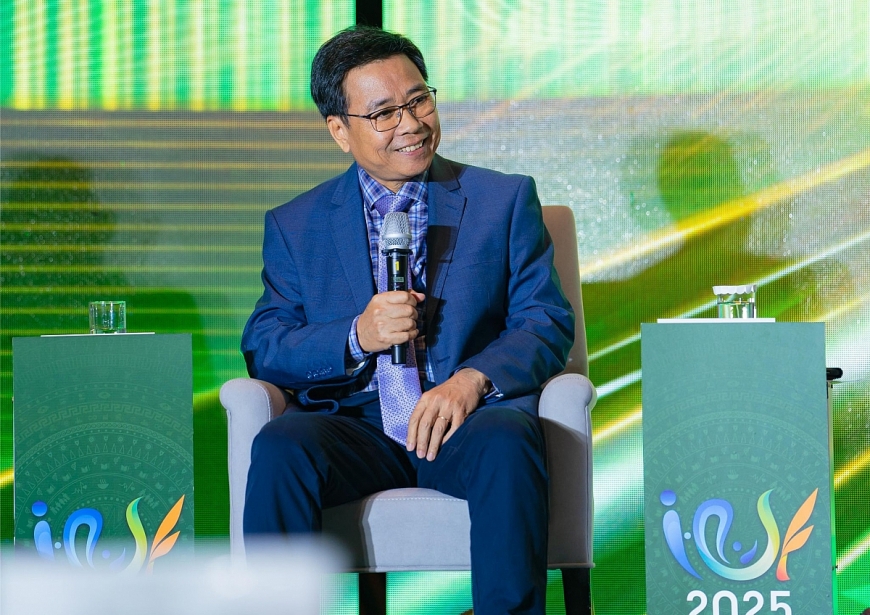 Ông Lê Hoàng Minh - Giám đốc điều hành sản xuất kiêm Trưởng dự án Net Zero của Vinamilk tại Diễn đàn Doanh nghiệp Phát triển bền vững Việt Nam (VCSF) lần thứ 12 (Ảnh: Minh Anh)