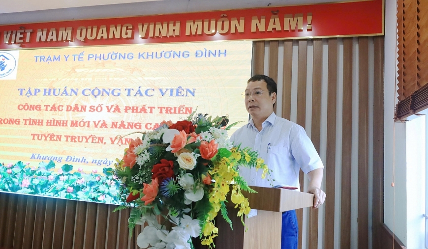 Đồng chí Nguyễn Minh Hải - Trưởng trạm Trạm Y tế - Phó Trưởng Ban thường trực, Ban Chỉ đạo công tác Dân số và Phát triển phường Khương phát biểu khai mạc lớp tập huấn.
