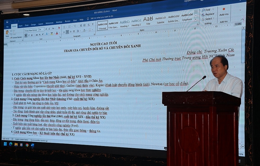 Phó Chủ tịch Thường trực Hội người cao tuổi Việt Nam Trương Xuân Cừ trình bày về Đề án “Người cao tuổi tham gia đẩy mạnh chuyển đổi số, chuyển đổi xanh”