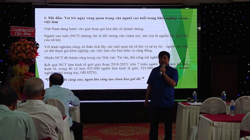 Ông Nguyễn Văn Chính, Trưởng Ban phát huy vai trò người cao tuổi trình bày về người cao tuổi tham gia khởi nghiệp, tạo việc làm