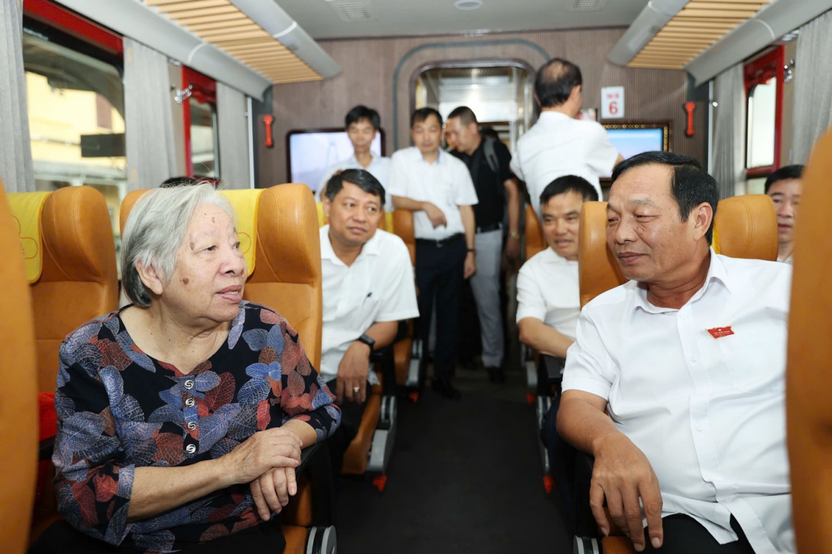 Phó Bí thư Thành uỷ, Chủ tịch HĐND thành phố Hải Phòng Lê Văn Hiệu trò chuyện cùng hành khách đi tàu.