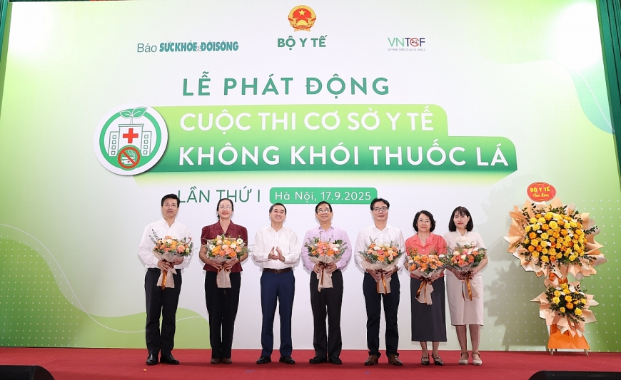 Thứ trưởng Bộ Y tế Tặng hoa Hội đồng Giám khảo.