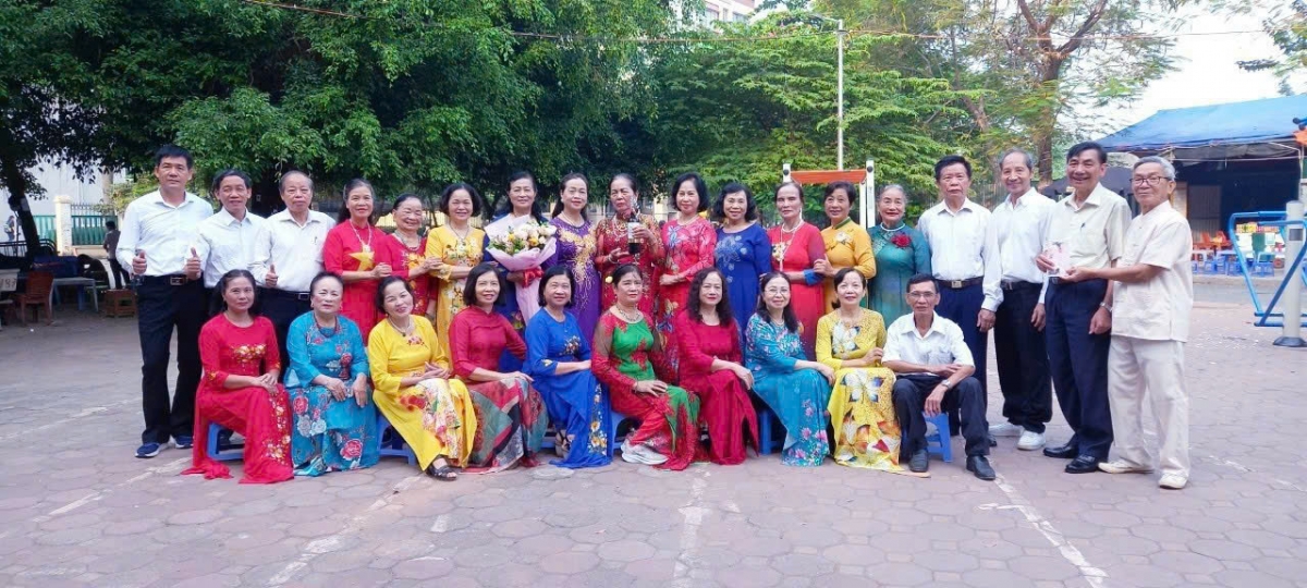 Thành viên CLB Tự chăm sóc sức khỏe sân 8, phường Phú Diễn chụp ảnh lưu niệm